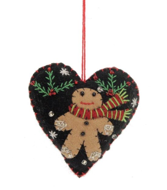 Kerstornament peperkoeken mannetje in hartje vilt Kerstornament peperkoeken mannetje in hartje vilt