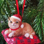 Kat rood op kussen kerstornament