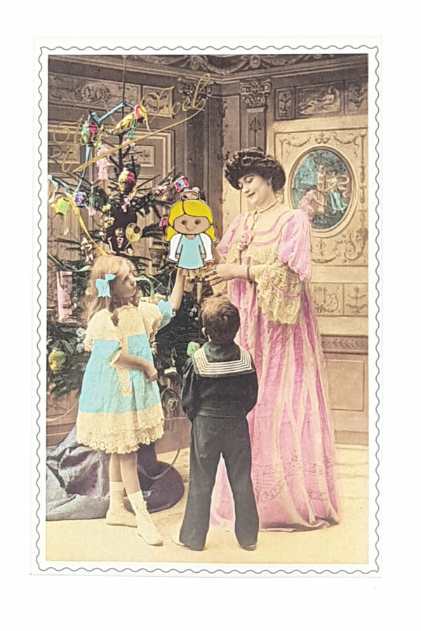 Ansichtkaart kinderen bij kerstboom met Engel Pin