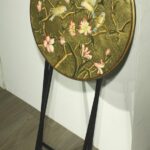 Klaptafel rond tropische vogel roze bloemen goudkleurig
