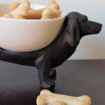 Teckel met bakje van keramiek