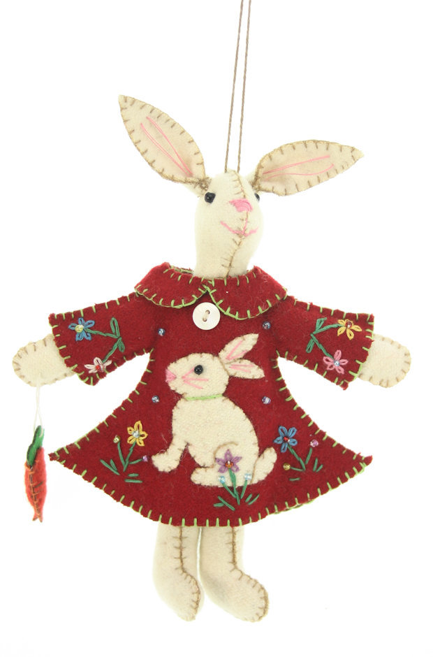 Haasje met rode jurk en konijn vilt