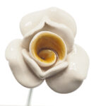 Keramieken bloem Roos wit op prikker B018