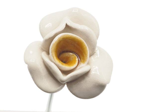 Keramieken bloem Roos wit op prikker B018