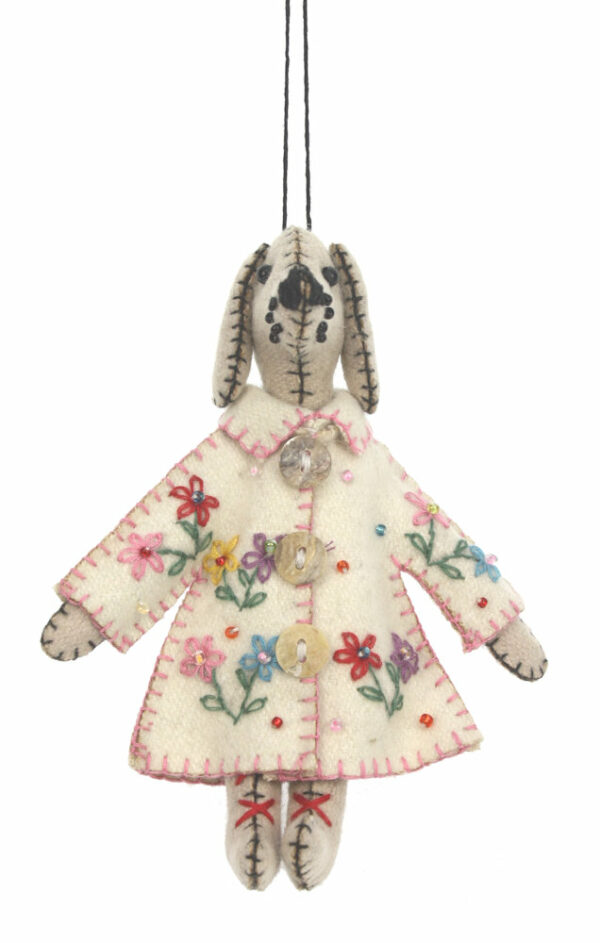 21M166 Hond ornament met jas wit bloemen vilt
