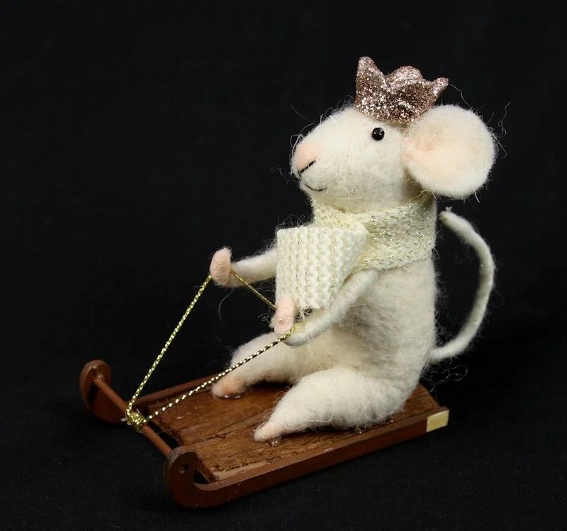 Muis van vilt met kroon op slee