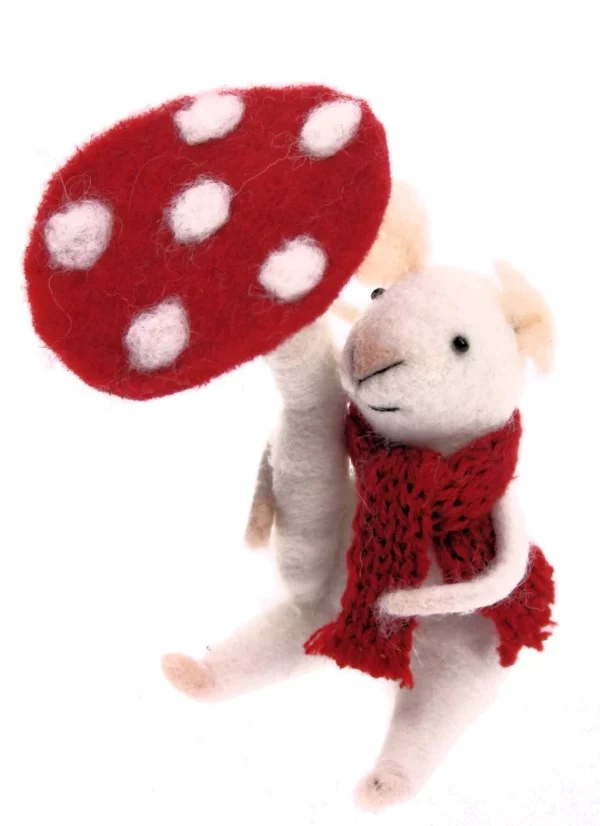 Muis vilt onder paddenstoel