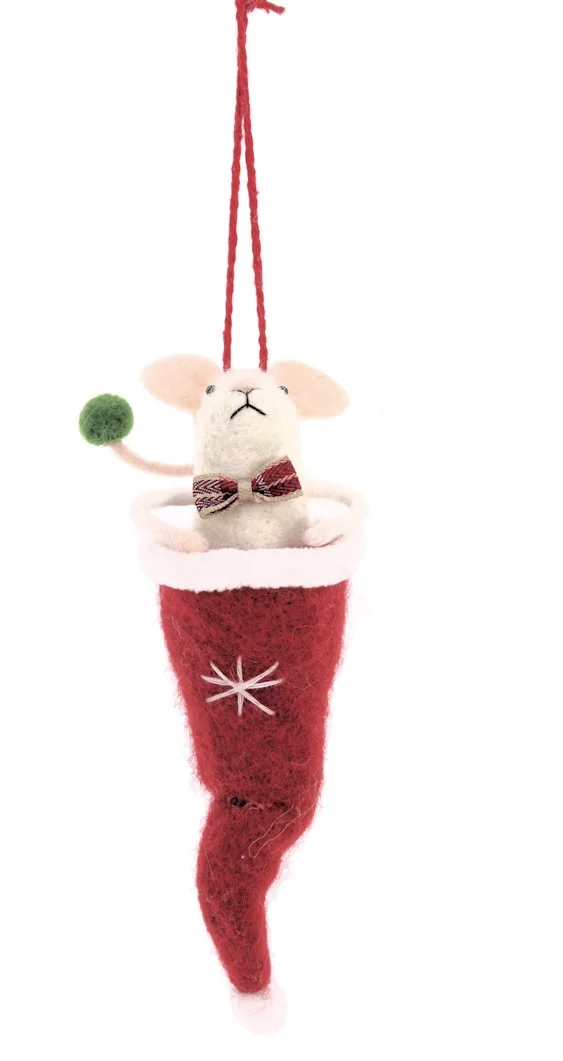 Muis vilt in kerstmuts