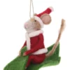 Muis vilt in kerstpak op blad slee