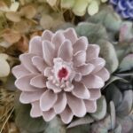 Keramieken Dahlia wit op prikker met hortensia