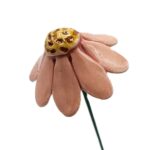 Keramische bloem Kamille roze op prikker