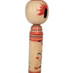 Kokeshi pop rechterkant, handbeschilderd bloem