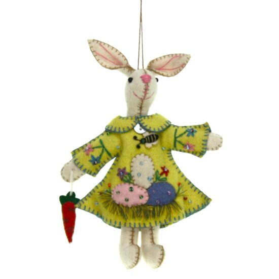 Haasje in gele jas met eieren vilt