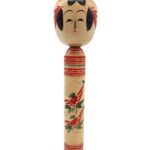 Japanse kokeshi houten decoratiepop met handgeschilderde bloem