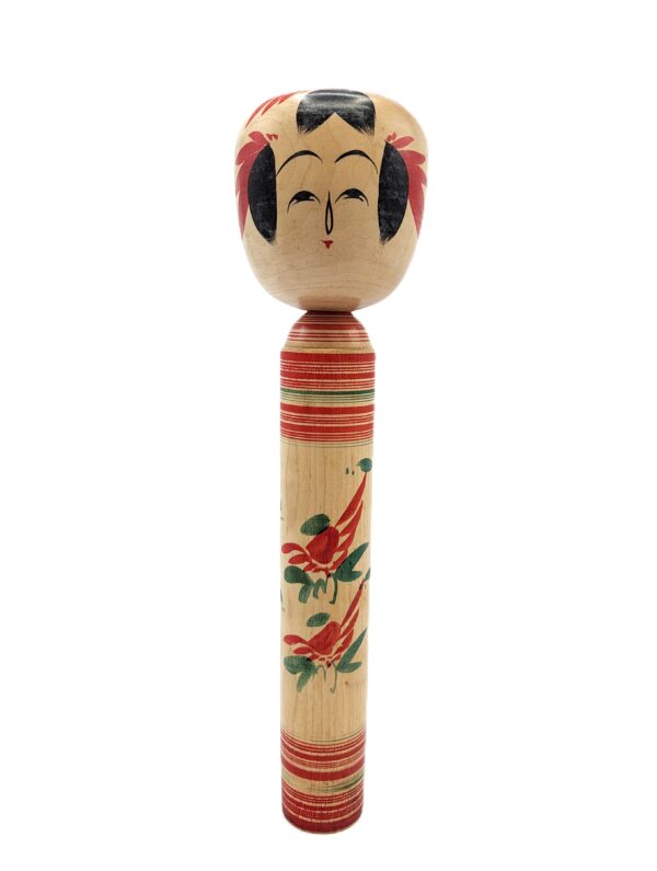 Japanse kokeshi houten decoratiepop met handgeschilderde bloem