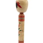 Japanse kokeshi houten decoratiepop, linkerkant, met handgeschilderde bloem