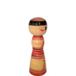 Kokeshi, traditionele Japanse pop, rechetrkant, hout, strepen, beschilderd