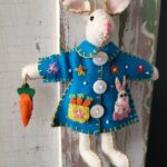 Haasje wit met jas blauw