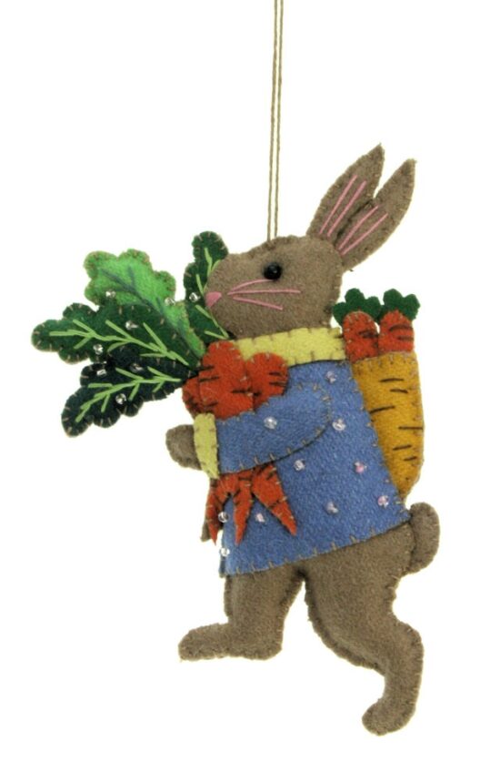 Haasje bruin met wortels in mandje ornament vilt