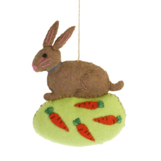 Haasje bruin in groen met worteltjes vilt ornament