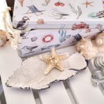 Blik aan de kust, metaal met vis schaaltje