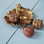 Schaaltje bladvorm met vogeltje goudkleurig, metaal