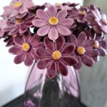 madeliefje paars en lila in brocante vaasje