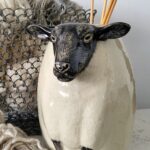 Vaas schaap zwart-wit, met wol en breinaalden