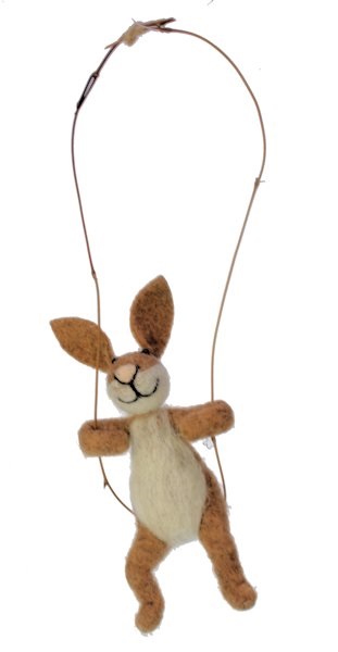 Haas van vilt op schommel